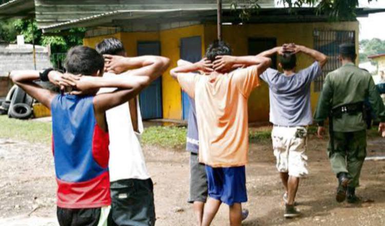 Recomiendan a los padres prestar más atención a sus hijos.  Archivo