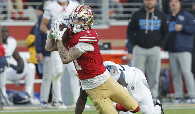 Ricky Pearsall, del San Francisco 49ers, atrapa el balón en una jugada durante el partido contra Tennessee Titans en la NFL. Ricky Pearsall, del San Francisco 49ers, atrapa el balón en una jugada durante el partido contra Tennessee Titans en la NFL. Foto: EFE