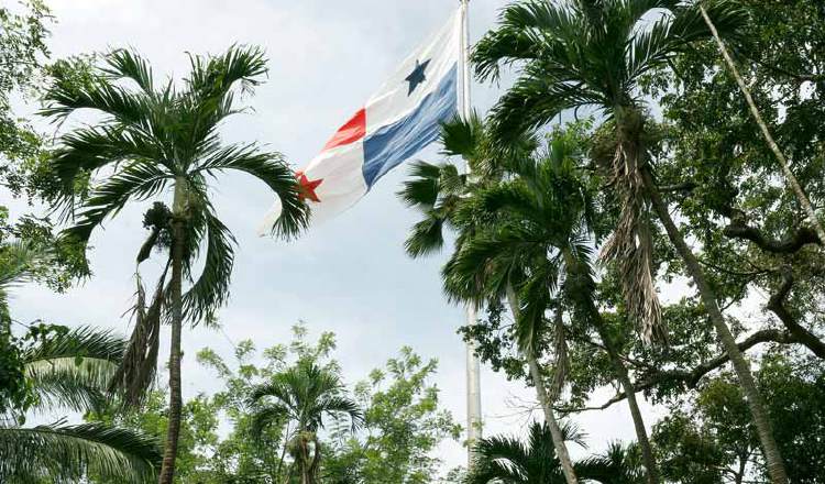 En 46 años de historia será la primera vez que el asta de la bandera sea reemplazada, así como remodelará el área donde se ubica. Cortesía