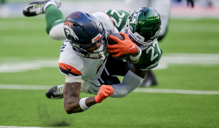 Troy Franklin (Izq.) jugador de los Denver Broncos. Foto: EFE