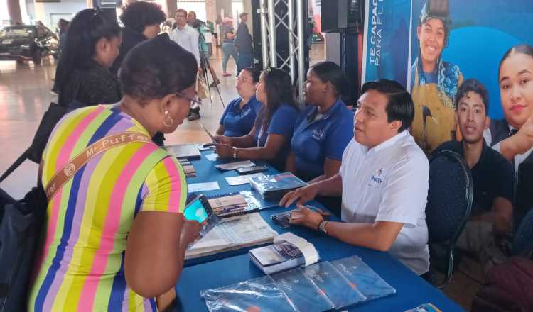 Personal del Inadeh estuvo presente en la Terminal de Transporte para inscribir participantes.  Pancho Paz