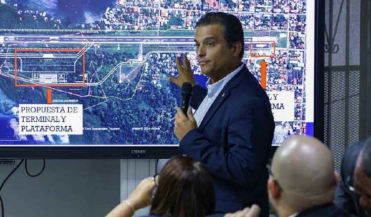 El administrador de Aeronáutica Civil, Rafael Bárcenas, detalla las mejoras que se harán a la terminal. cortesía