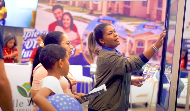 Más de 12,000 personas acudieron a la feria inmobiliaria realizada recientemente en el país en busca de su primera vivienda.  Cortesía