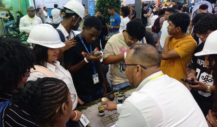 Jóvenes interesados en conocer sobre la extracción de minerales no se perdieron la oportunidad de visitar el 'stand' de Cobre Panamá. Jóvenes interesados en conocer sobre la extracción de minerales no se perdieron la oportunidad de visitar el 'stand' de Cobre Panamá. Vivian Jiménez