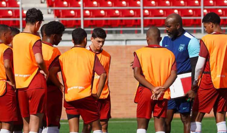 Felipe Baloy (der.) da algunas instrucciones a sus jugadores en los entrenamientos. Foto: FPF
