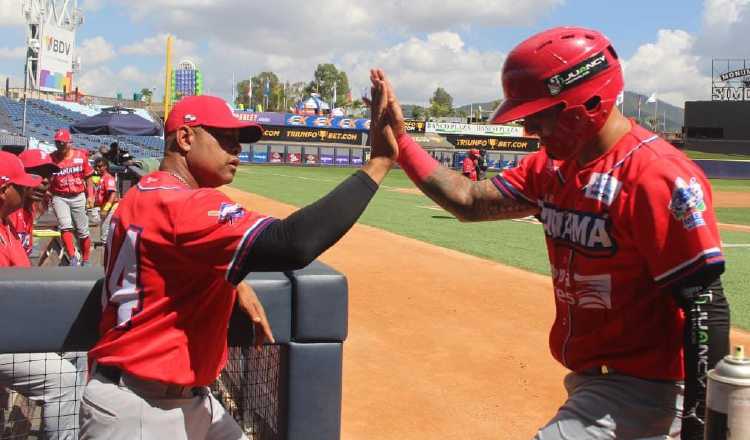 Rubén Rivera (izq.), piloto de las Águilas Metropolitanas (Panamá). Foto: Probeis