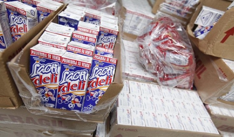 La leche semidescremada fortificada se entregará en 13 regiones educativas, mientras que la crema nutricional será en las 16 regiones. Archivo