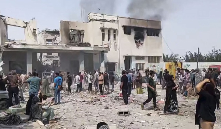 Momentos posteriores al bombardeo en la ciudad de Minab, en el sur de Irán, en donde fue destruida una escuela de niñas. Momentos posteriores al bombardeo en la ciudad de Minab, en el sur de Irán, en donde fue destruida una escuela de niñas. EFE