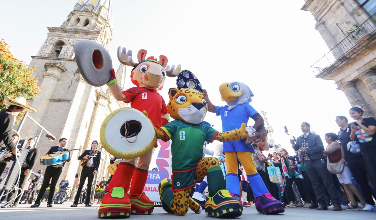 Las mascotas del Mundial 2026, Maple (un alce canadiense), Zayu (un jaguar mexicano) y Clutch (un águila estadounidense). Foto: EFE