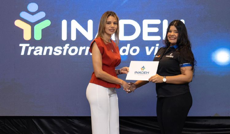 La subdirectora del Inadeh entrega el certificado a una estudiante La subdirectora del Inadeh entrega el certificado a una estudiante Cortesía