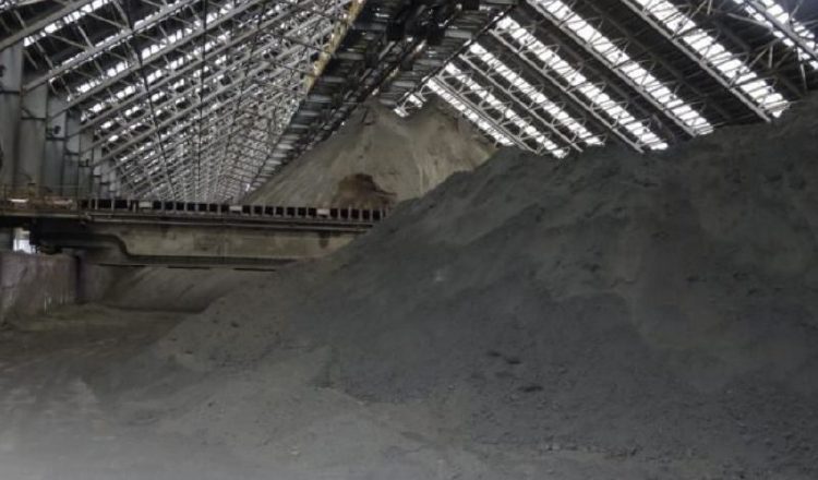 Una de las partes de los minerales que será tratada, exportada y comercializada, se halla en la planta de procesamiento de la mina.  Archivo