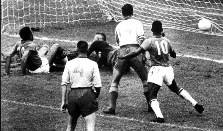 El jugador brasileño Pelé (10), marca uno de los goles que consiguió ante Suecia en la final que fue ganada por Brasil por 5-2. El jugador brasileño Pelé (10), marca uno de los goles que consiguió ante Suecia en la final que fue ganada por Brasil por 5-2. Foto: EFE