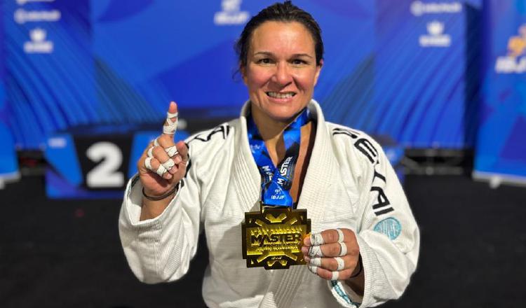 Jennisín Rosanía muestra su medalla de oro. Jennisín Rosanía muestra su medalla de oro. Foto: Cortesía