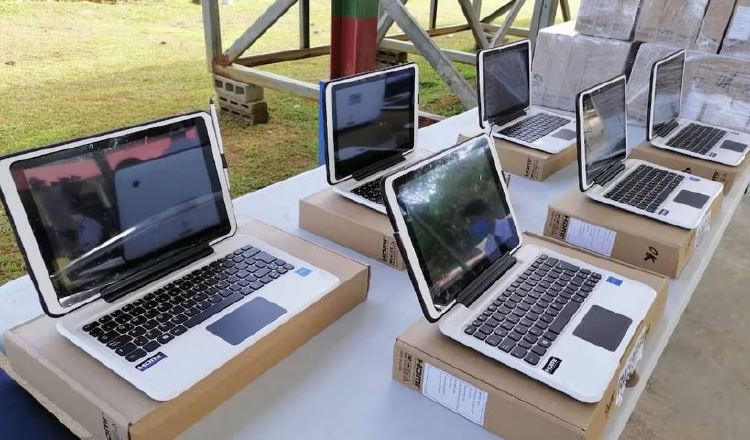 Los equipos cuentan con un sistema informático denominado "40tops" que permitirá a los alumnos utilizar programas sin internet.  Cortesía