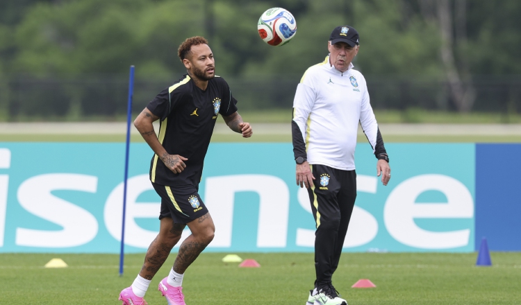 El seleccionador de Brasil, Carlo Ancelotti (der), observa al jugador Neymar durante un entrenamiento. El seleccionador de Brasil, Carlo Ancelotti (der), observa al jugador Neymar durante un entrenamiento. Foto: EFE
