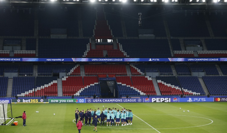 Jugadores del Barcelona durante los entrenamientos con miras a su partido ante el PSG francés. Foto: EFE