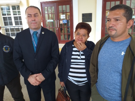  Fiscal Humberto Rodríguez junto a la madre y hermano de la profesora asesinada Diosila Martínez Villareal. Foto/José Vásquez