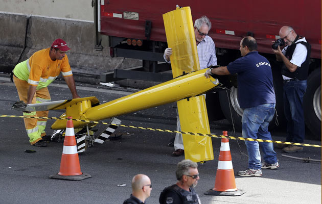 Momentos en que se hace la inspección en el lugar del accidente. FOTO/AP