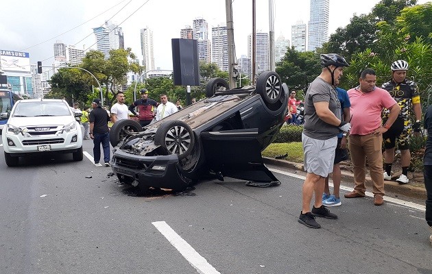 Tras el impacto, uno de los vehículos quedó volcado en la vía. Foto: Aurelio Martínez