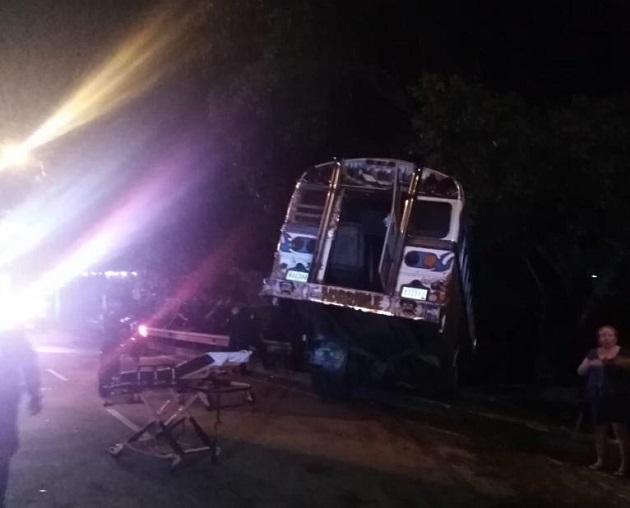 Tras colisionar al sedán, el bus se salió de la vía y quedó en una cuneta en El Chorrillo.| Foto: Cortesía