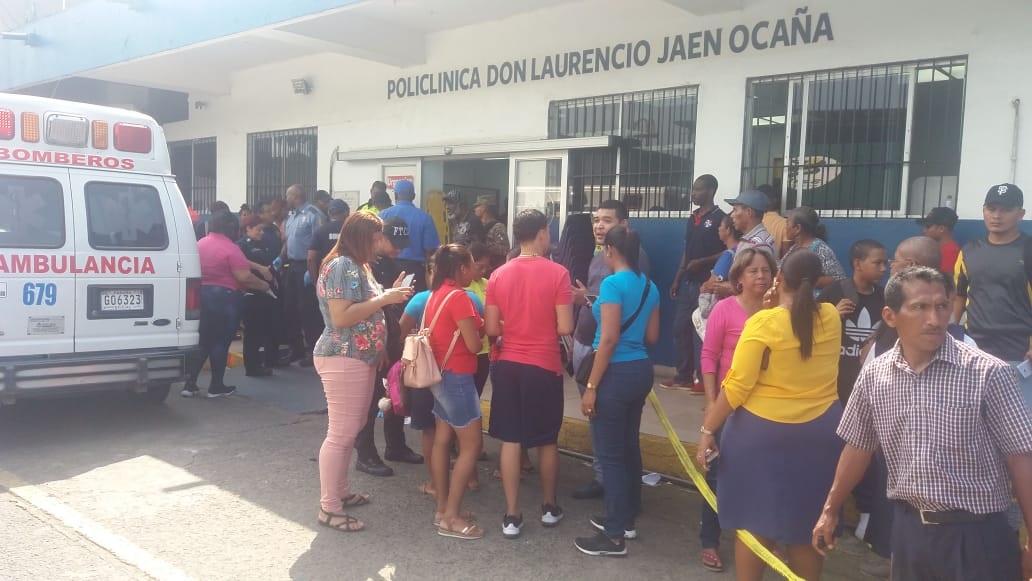 Familiares de las personas que viajaban en el bus de ruta interna llagan al hospital buscando a sus seres queridos. Foto/Diómedes Sánchez