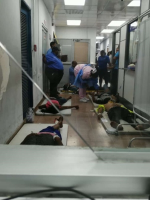 Varios de los heridos llegan a los centros hospitalarios de Colón. Foto/Diómedes Sánchez