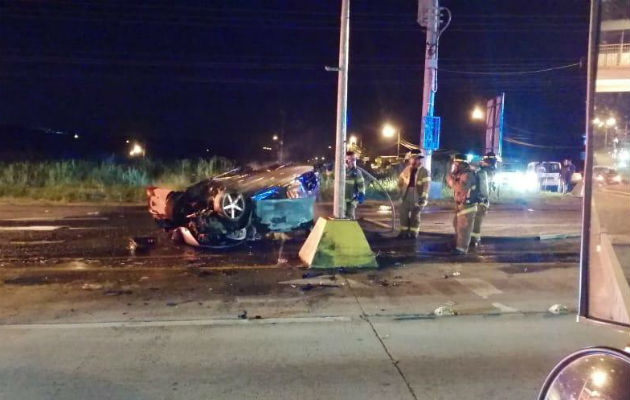 El automóvil explotó minutos después que sacaron a la víctima.