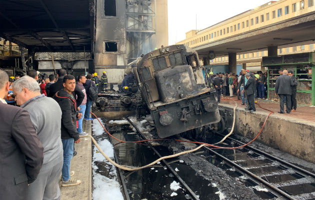 Las fuerzas de seguridad evacuaron la estación para poder controlar el incendio.