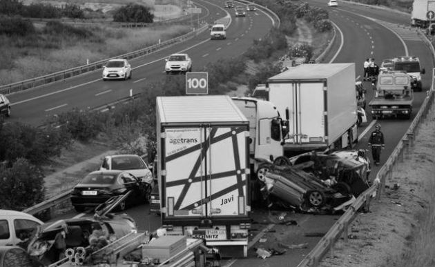 Quién es el verdadero culpable, el conductor que iba a alta velocidad o el peatón que cruzó indebidamente la calle. Foto: EFE.