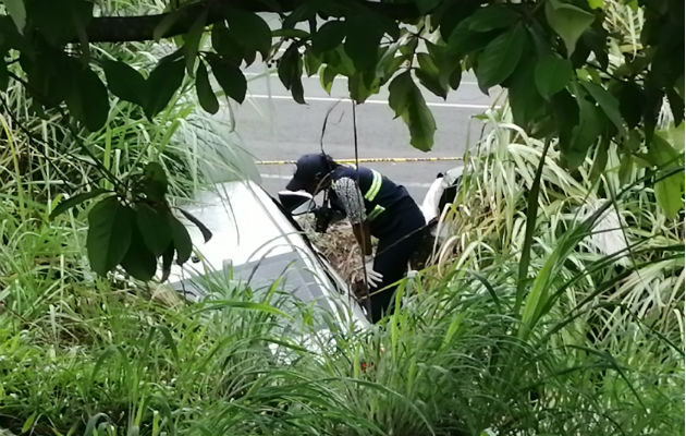 Hombre muere tras chocar su auto con un camión en la autopista Arraiján-La Chorrera