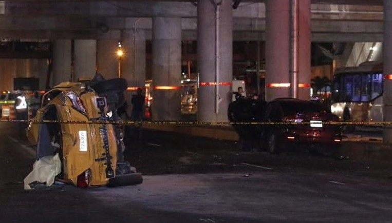 El accidente de tránsito se produjo cuando un taxi Hyundai Accent colisionó de manera frontal con un automóvil Suzuki Ciaz, de color rojo vino.