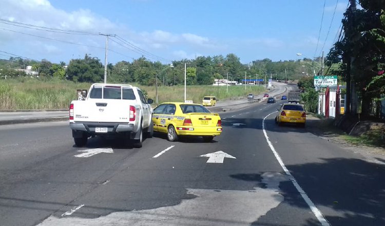 Los usuarios siguen tomándose riesgos en las carreteras. Foto: Panamá América.