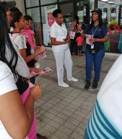 Yulixa de Sierra de la Regional de Colón orienta a los consumidores en el Centro Comercial Las Terrazas de Sabanitas. Foto/Twitter/Acodeco