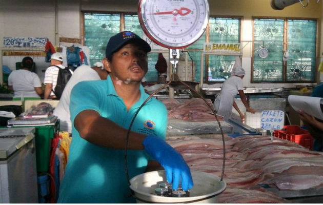 En Semana Santa el Mercado de Marisco es más frecuentado por consumidores en busca de pescado y otros mariscos a buen precio.