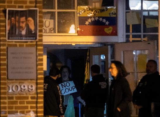 Un activista (c) partidario del presidente venezolano, Nicolás Maduro, conversan con varios oficiales de policía en el interior de la embajada de Venezuela en Washington, DC (EE.UU.). FOTO/EFE