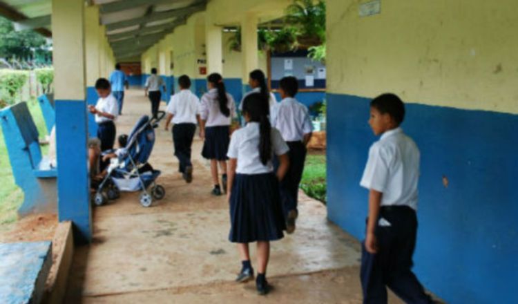 Los padres de familia tienen que hacer todo un trámite engorroso para matricular a sus acudidos.