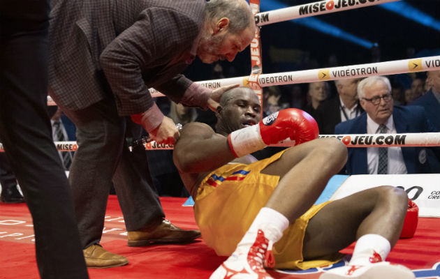 El doctor Marc Gagne (izq.)  atiende a  Adonis Stevenson de Canadá. Foto:AP