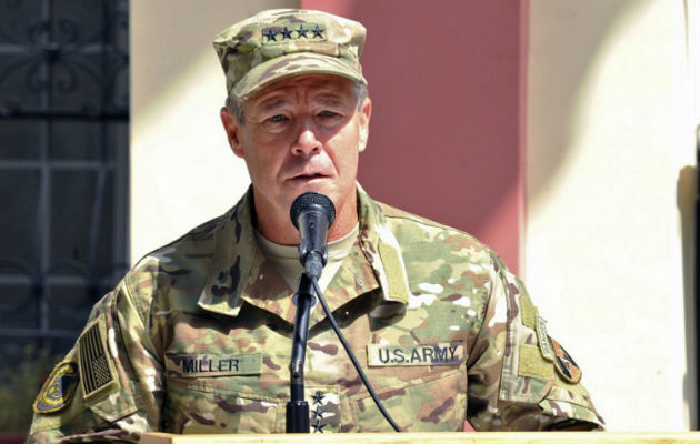  El comandante de la OTAN, teniente general Austin 
