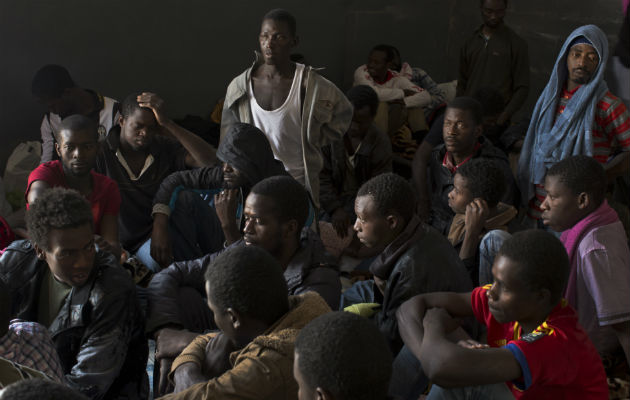 Hay unos 500 mil migrantes en Libia, 5 mil de ellos en centros de detención. Un centro libio en el 2015. Foto/ Tyler Hicks/The New York Times.