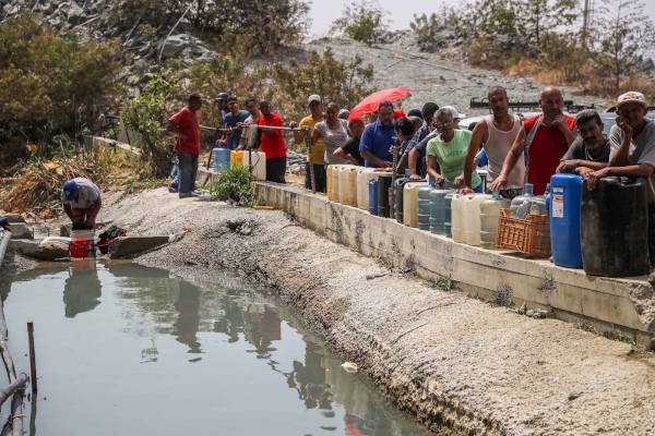 La población está desesperada y busca agua donde sea arriesgando su salud. FOTO/EFE