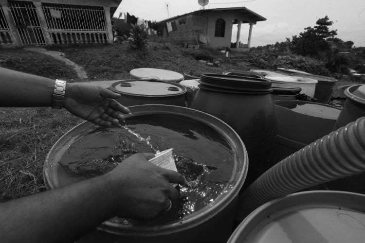 Hay sectores donde el agua no llega a los grifos y el abastecimiento se da por camones cisterna. Foto: Archivo.