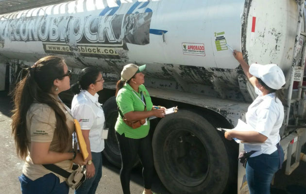 Unos 36 carros cisterna serán utilizados en las mojaderas en Chitré, Monagrillo y Parita. Foto: Thays Domínguez. 