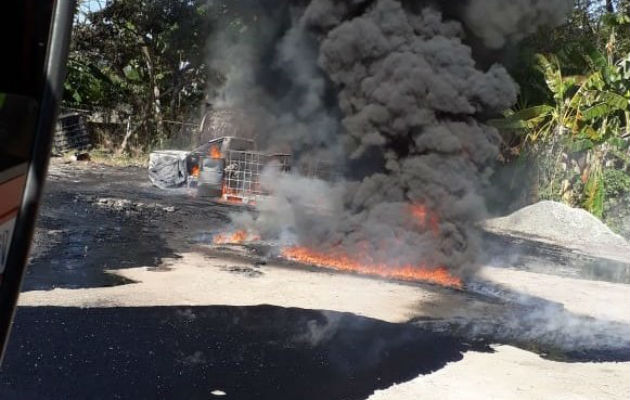 La candela destruyó el auto en Aguadulce. @BCBRP