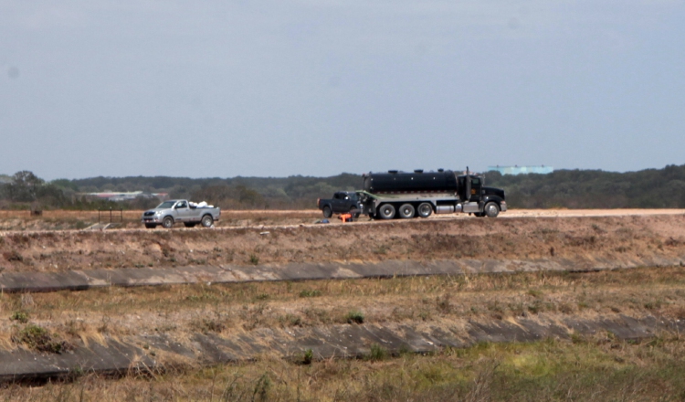 Momento en que uno de los camiones transporta material proveniente de la mina. Víctor Arosemena