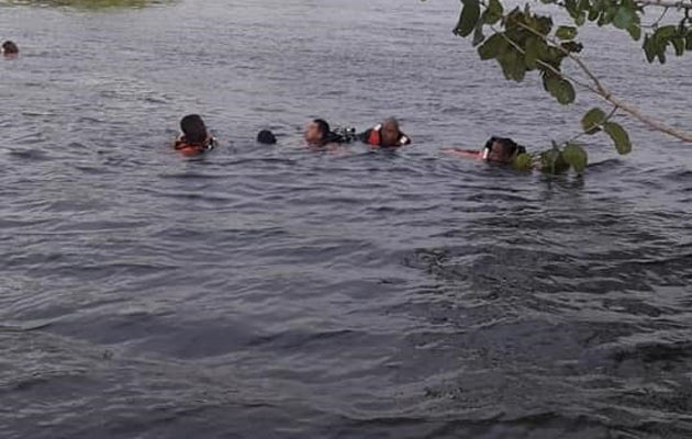 Labores de rescate por buzos expertos del Sinaproc en Lago Alajuela. Foto/Diómedes Sánchez