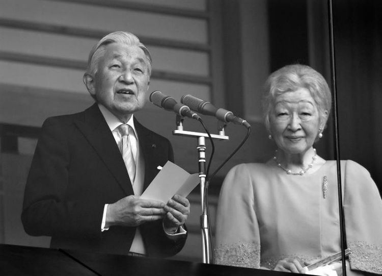El emperador Akihito de Japón, celebró el pasado 23 de diciembre su último cumpleaños como jefe de Estado, antes de su abdicación el próximo 30 de abril de 2019. Aparece junto su esposa, la emperatriz Michiko. Foto: EFE.
