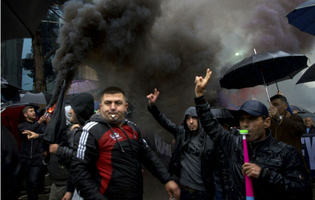 Manifestantes portaban bengalas y bombas incendiarias. Foto: AP.