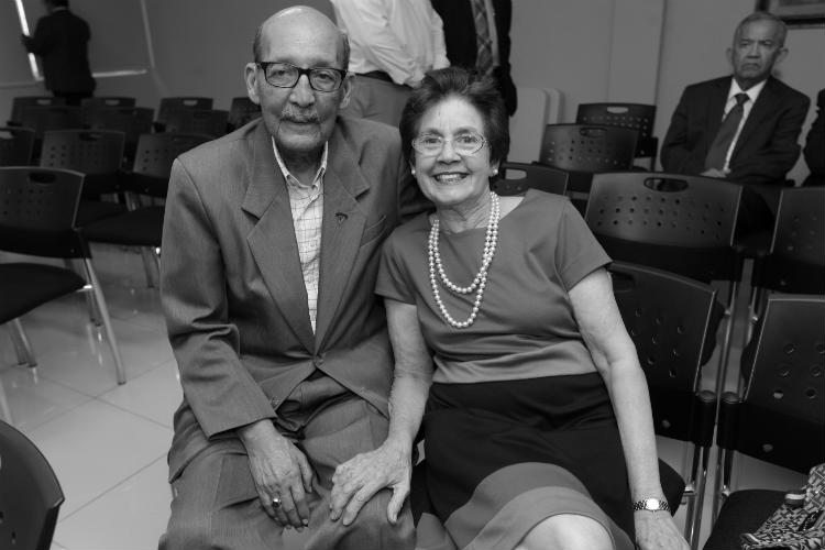  Alberto Quirós Guardia (Q:E:P:D, junto a su esposa Aixa Jaén de Quirós durante un homenaje. Fue docente, radiodifusor y entregado defensor de las causas cívicas y promotor de los valores democráticos. Foto: Archivo.