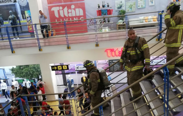 Personal del Cuerpo de Bomberos investiga las causas del incidente.