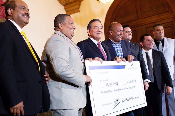 El presidente Laurentino Cortizo entregó $4,200,000 a municipios y juntas comunales como parte de la descentralización. Foto: @NitoCortizo.